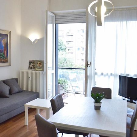New Renovated Apartment With Balcony Porta Romana Milão Exterior foto